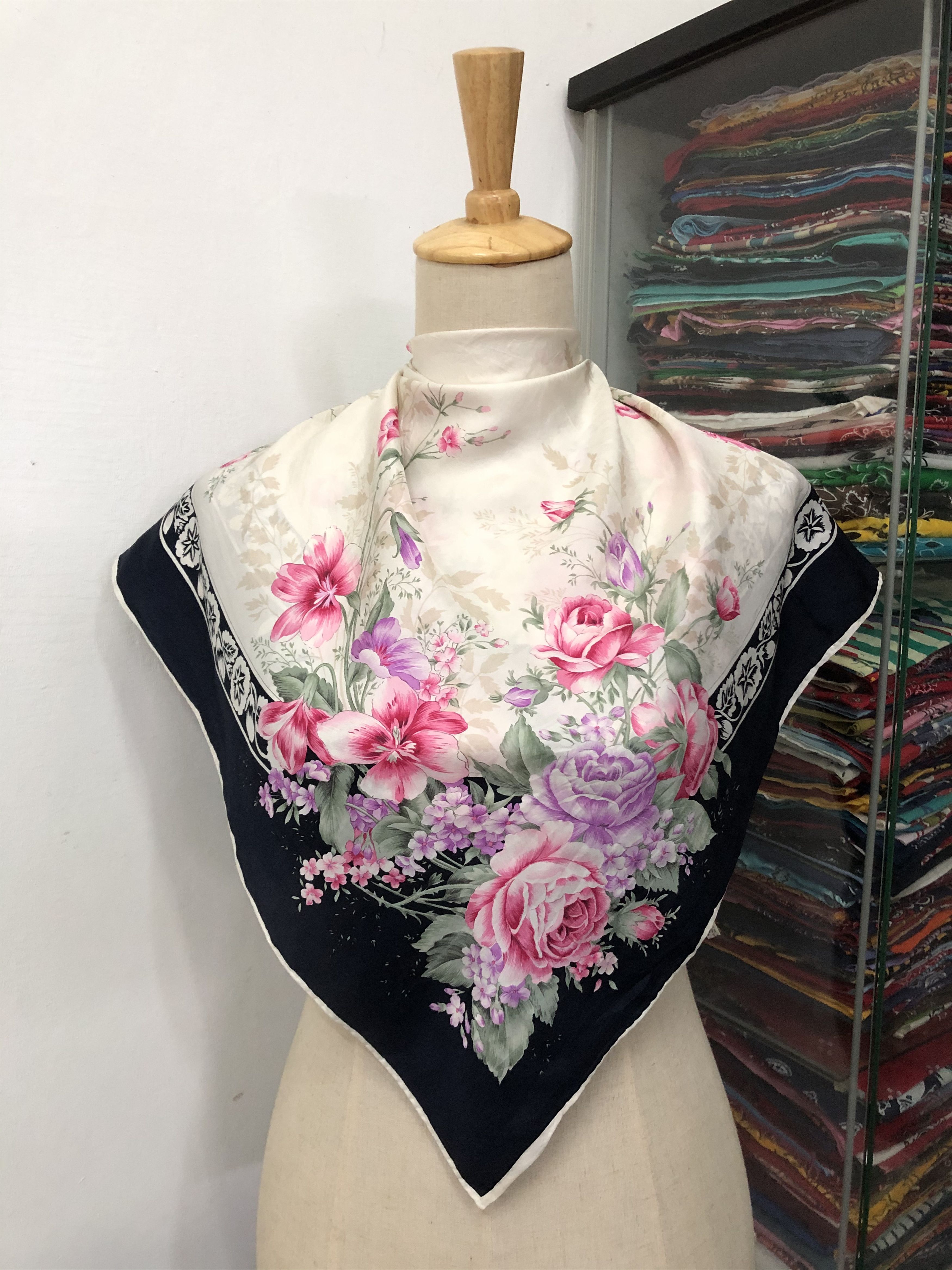 Vintage Vintage Silk Scarf Size ONE SIZE - 1 Thumbnail