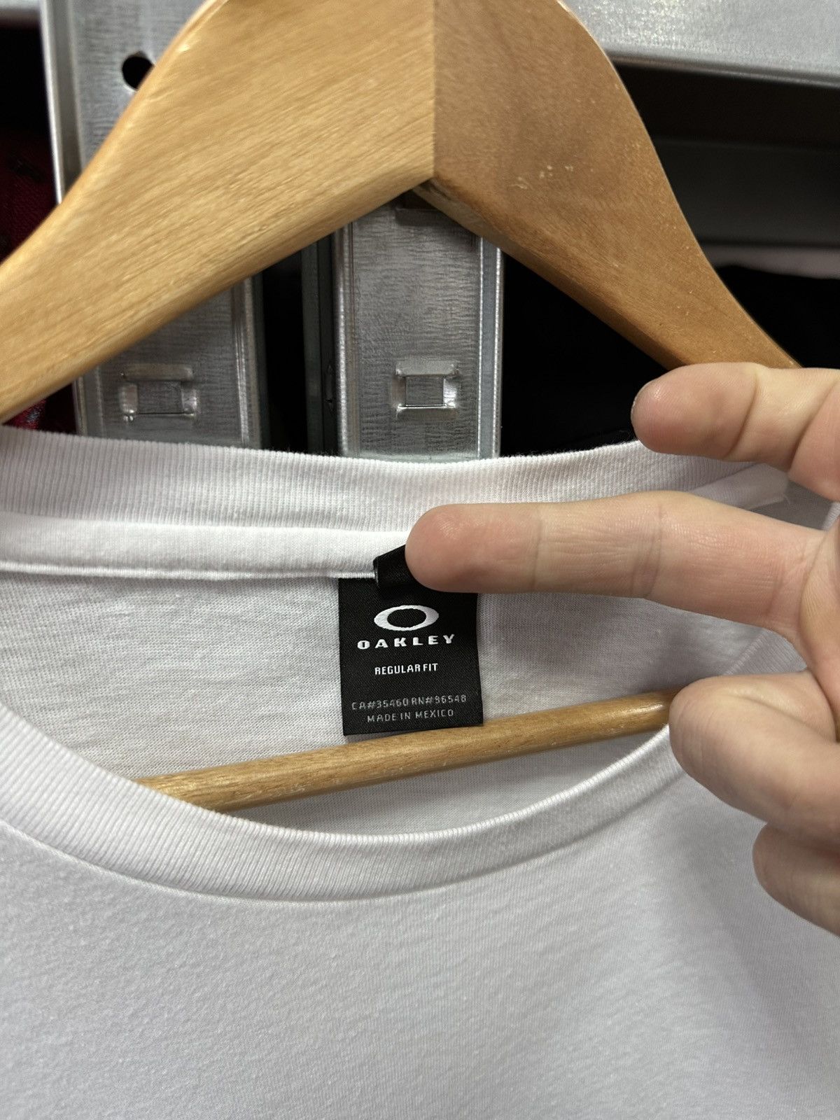 Oakley Vintage Oakley T-Shirt Big Logo Outdoor Japanese White Tee Size US L / EU 52-54 / 3 - 11 Thumbnail