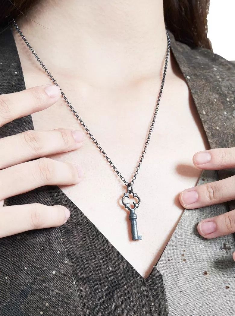Uma Wang Detaj Uma Wang Worn Carved Silver Two-Tone Key Necklace Size ONE SIZE - 8 Thumbnail