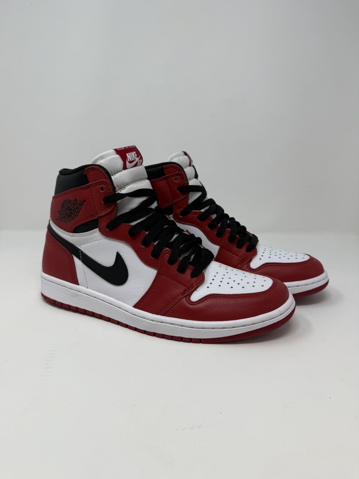 Nike Nike Air Jordan 1 Retro High OG 'Chicago' 2015 555088-101 Size US 9.5 / EU 42-43 - 1 Thumbnail