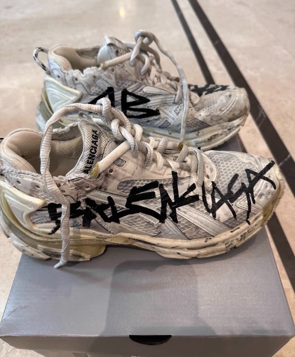 Balenciaga Balenciaga runner white graffiti old style Size US 8 / EU 41 - 7 Thumbnail