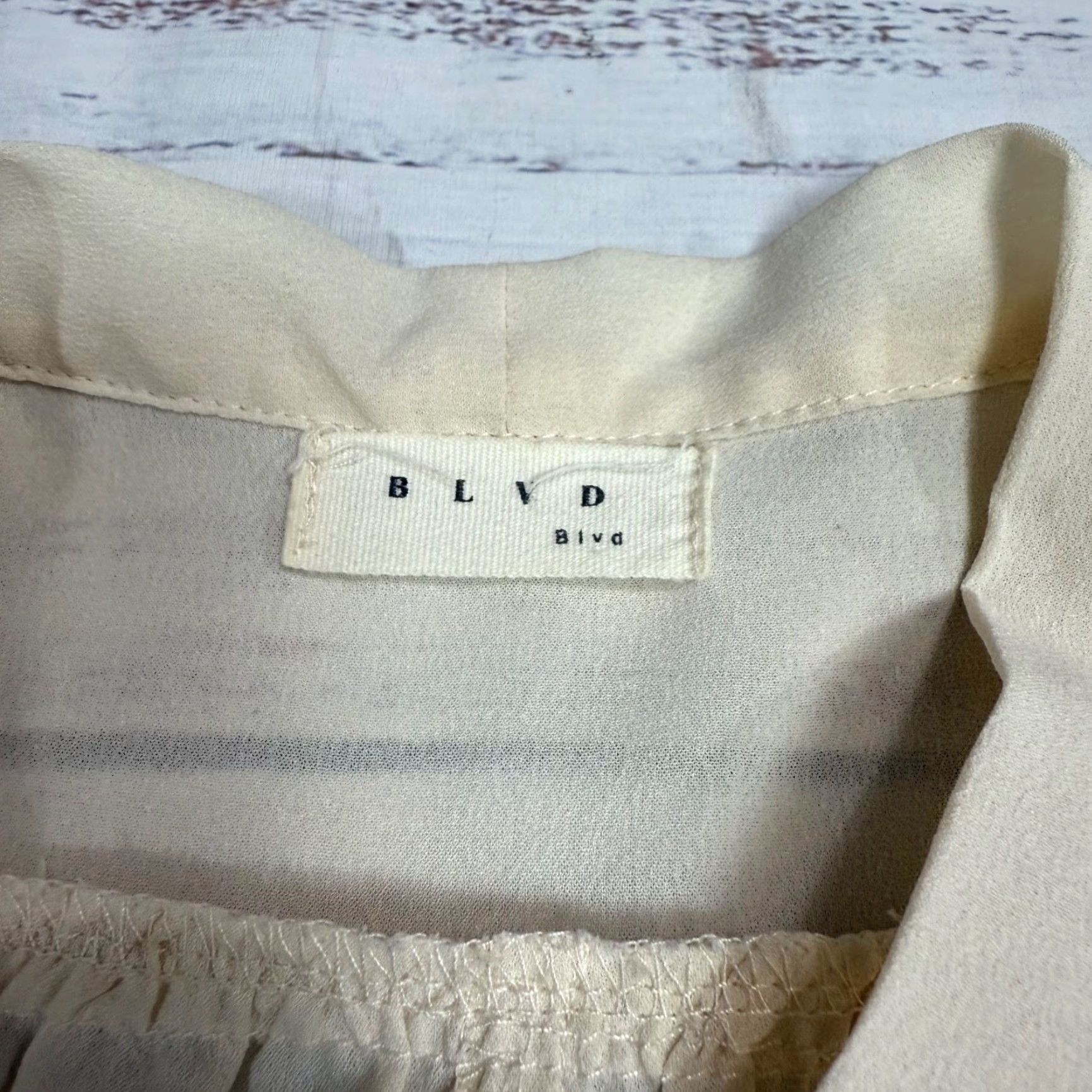 Vintage BLVD Blouse Sleeveless Tie Neck Button Front Beige XS? No, Size L Beige Blouse Women BLVD Sleeveless Tie Neck Button Front Blouse L Beige Women Size L / US 10 / IT 46 - 7 Thumbnail