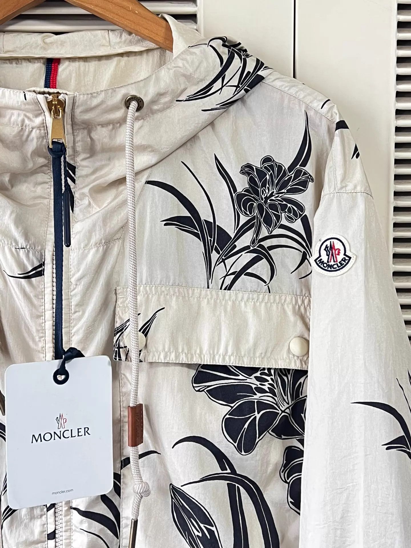 Moncler Moncler Sauvan short hooded women's ivory black floral print Size XXS / US 00 / IT 34 - 4 Thumbnail