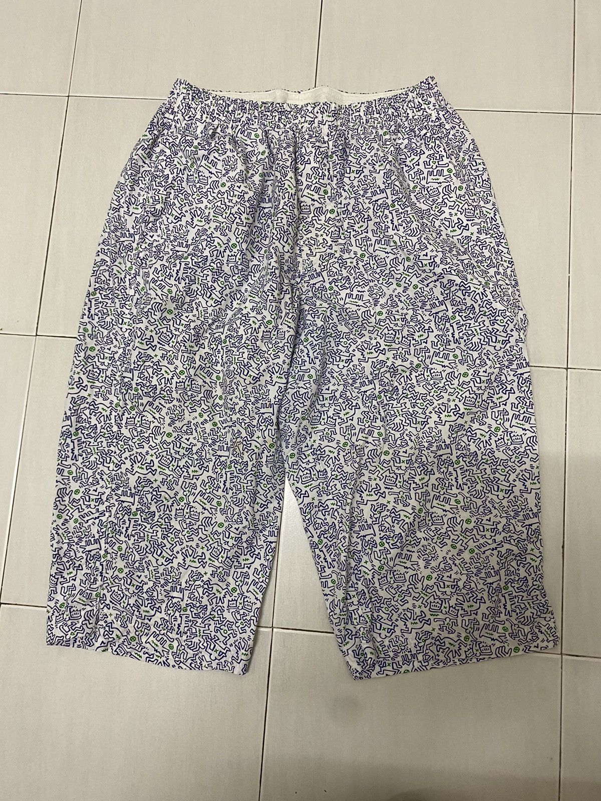 image of Uniqlo Keith Haring Gravity Art Full Print 3Q Pants in White, Men's (Size 26)