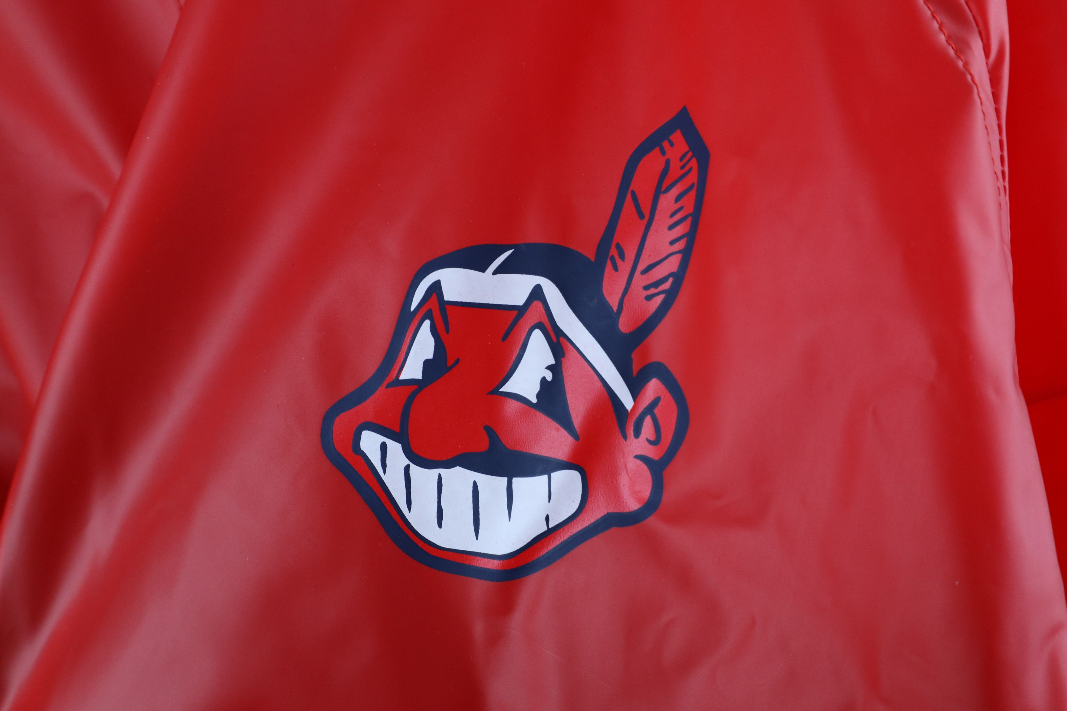 Vintage Vintage 90s Wahoo Cleveland Indians Packable Rain Jacket Red Size US L / EU 52-54 / 3 - 5 Thumbnail