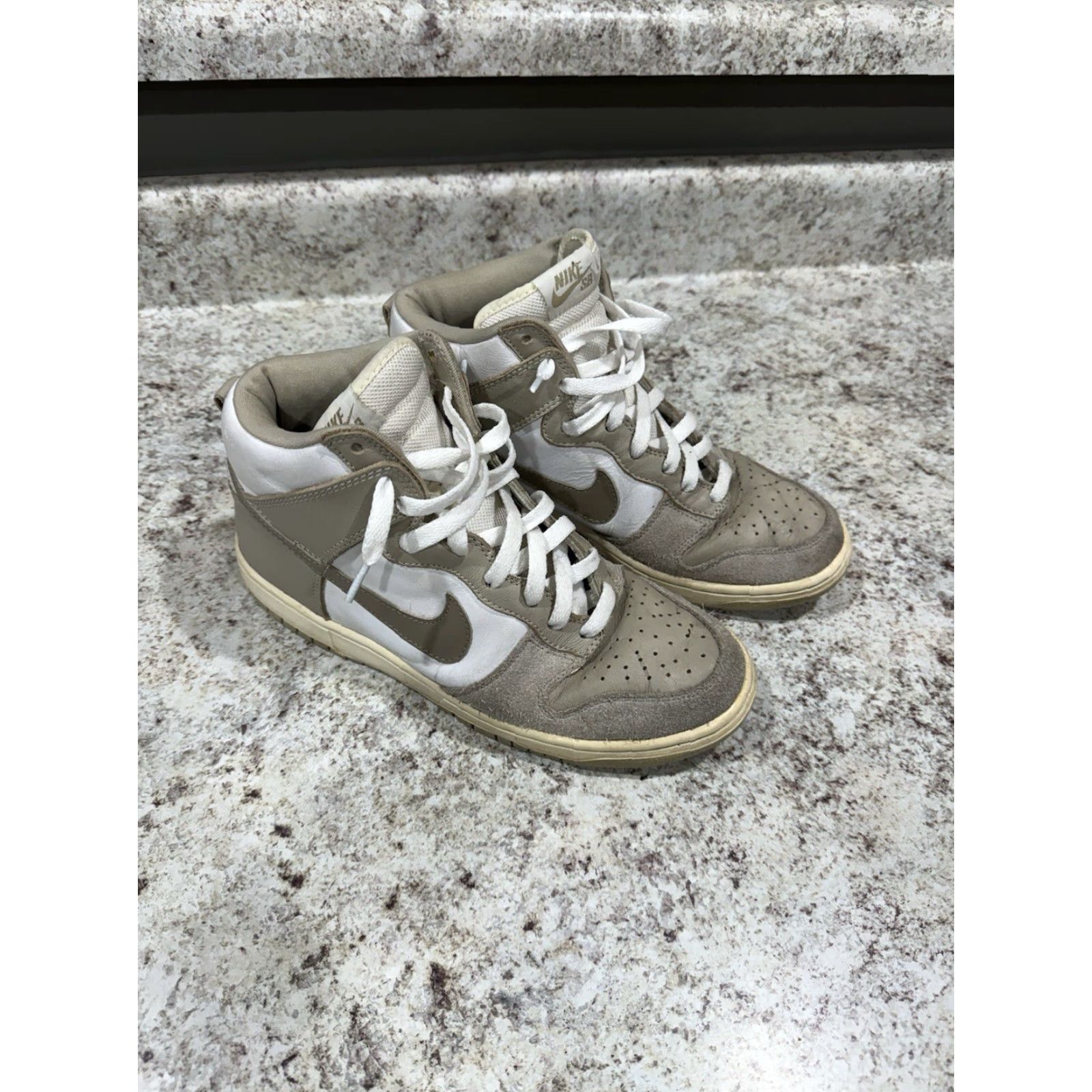Nike VINTAGE Nike SB Dunk High Pro White Khaki Creed Tan Mens 9 2006 Rare 305050-121 Sneakers Skateboarding Mens Size 9 White 2006 Size US 8 / EU 41 - 2 Thumbnail
