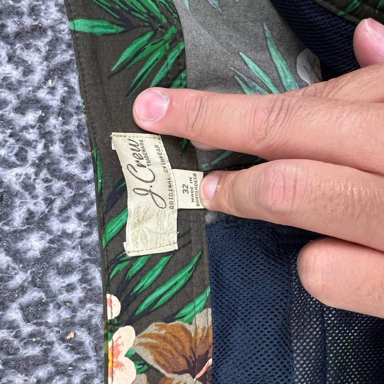 J.Crew J. Crew Board Shorts Men 32 Swimwear Floral Hibiscus Print Size US 32 / EU 48 - 5 Thumbnail