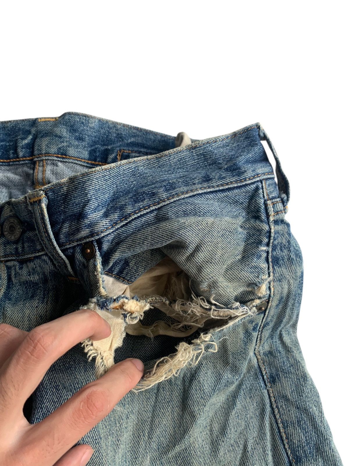 Levi's VINTAGE LEVI’S BIG E SELVEDGE BUCKLE BACK DISTRESSED DENIM Size US 32 / EU 48 - 17 Thumbnail
