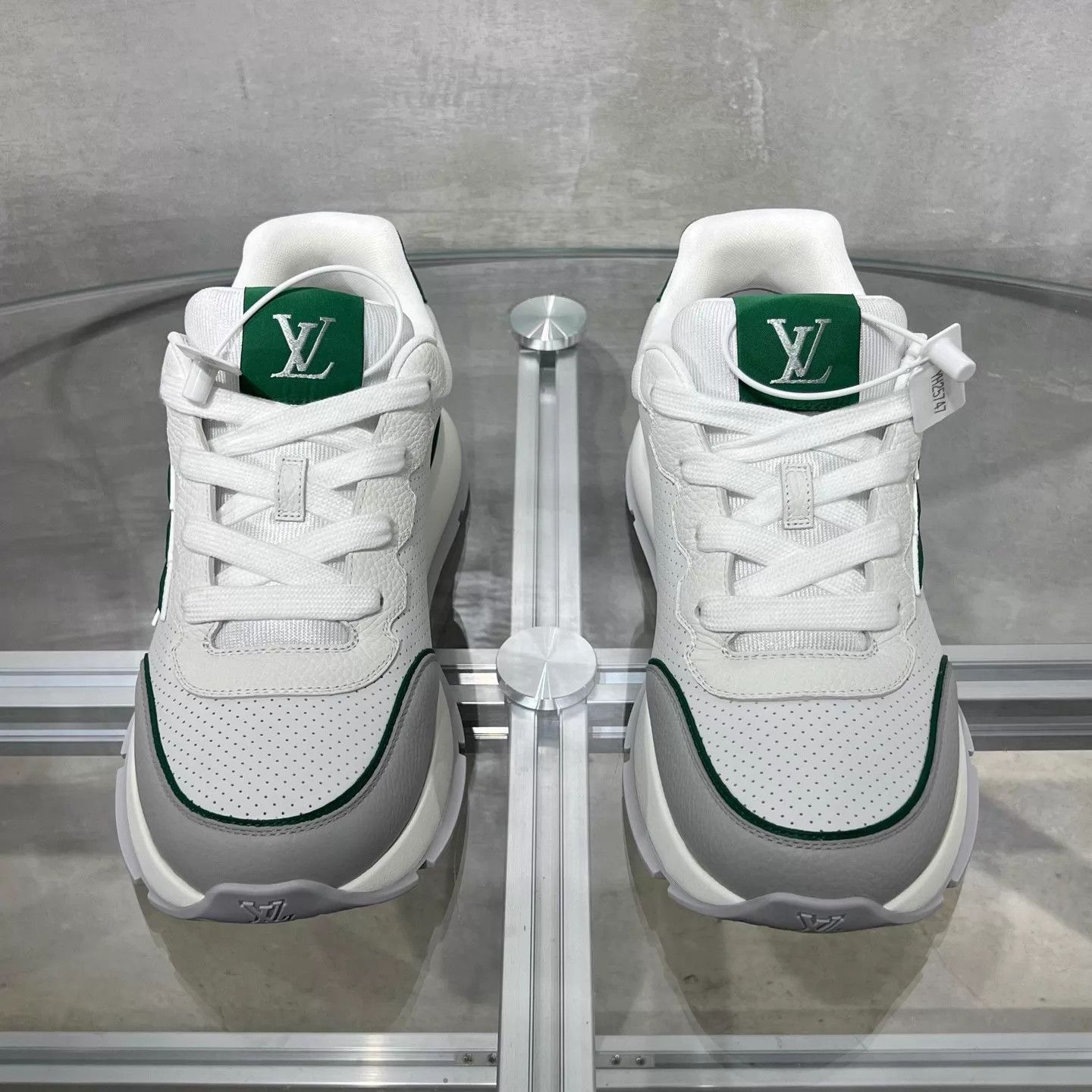 Louis Vuitton White Lowtop Sneakers Size 7 Size US 7 / EU 40 - 1 Thumbnail