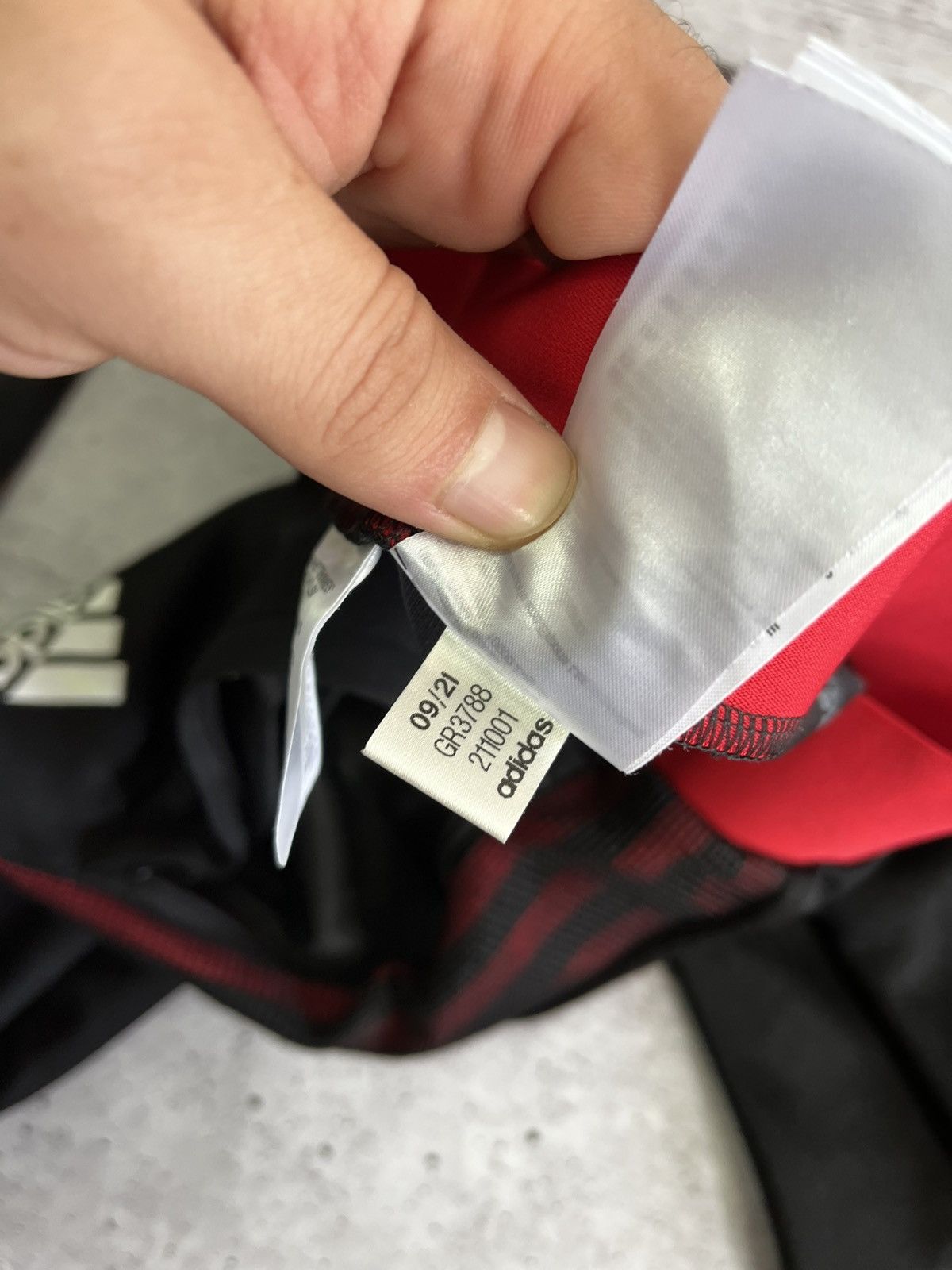 Adidas Adidas x Manchester United soccer pants size S Size US 30 / EU 46 - 4 Thumbnail