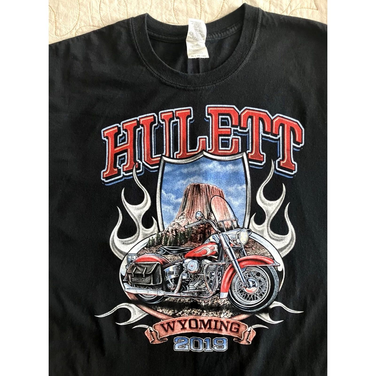 Gildan VINTAGE Hulett Wyoming Motorcycle Rally Devils Tower Black T-Shirt Gildan XL 2019 Size US XL / EU 56 / 4 - 2 Thumbnail