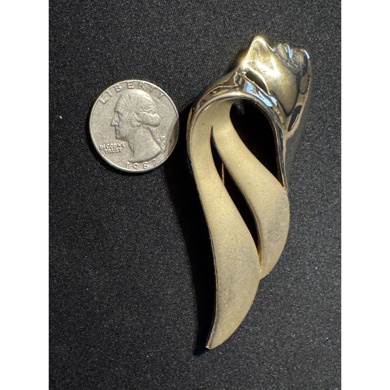 Other Lot of 2 Large Gold Tone Brooches Size ONE SIZE - 8 Thumbnail