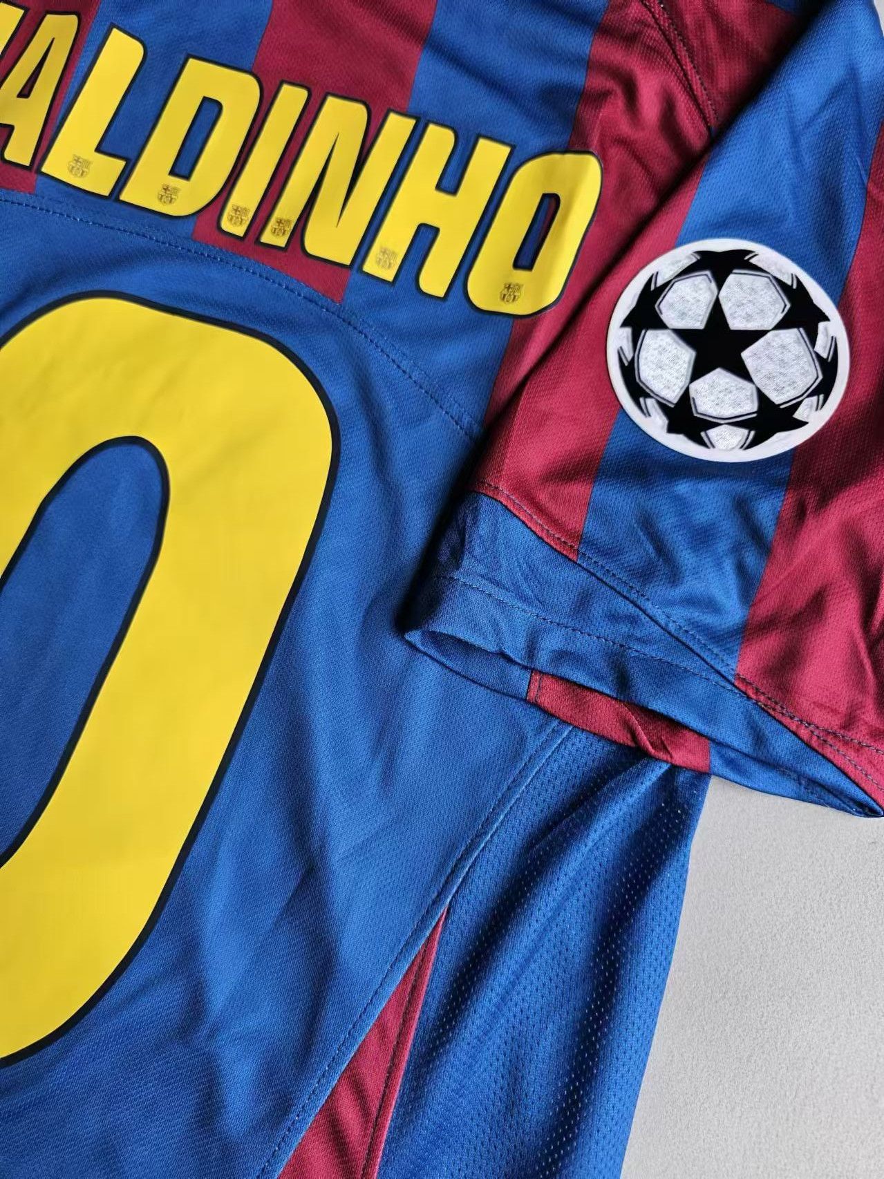 Other 2005 06 Barcelona 10 Ronaldinho Jersey Home Size US XL / EU 56 / 4 - 4 Thumbnail