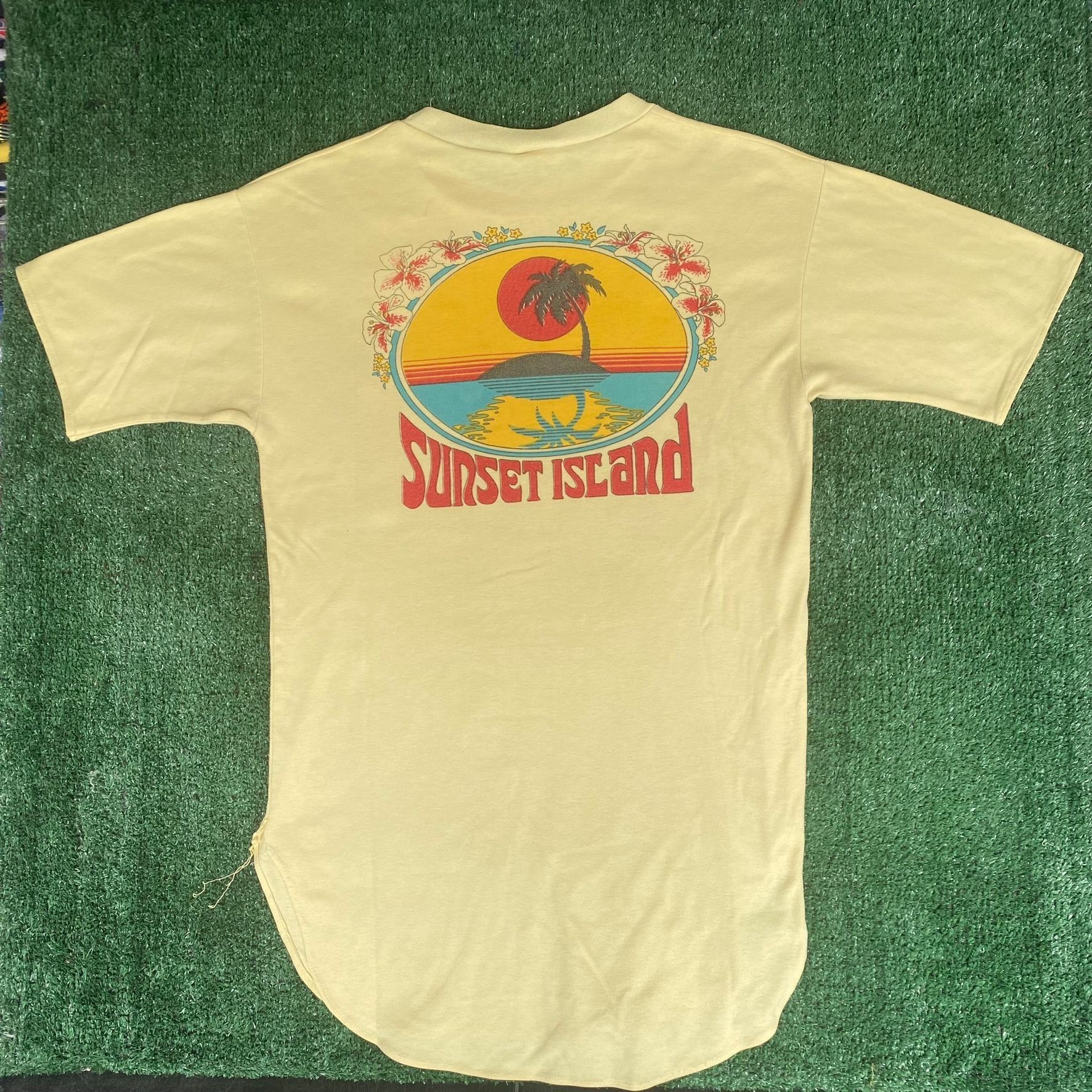 Vintage Vintage 80s Tropical Beach Shirt Surf Island Single Stitch T Size US S / EU 44-46 / 1 - 1 Thumbnail