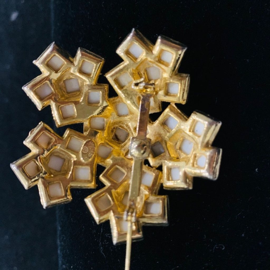 Vintage WEISS Vintage Gold Plated Brooch with pearls Size ONE SIZE - 2 Thumbnail