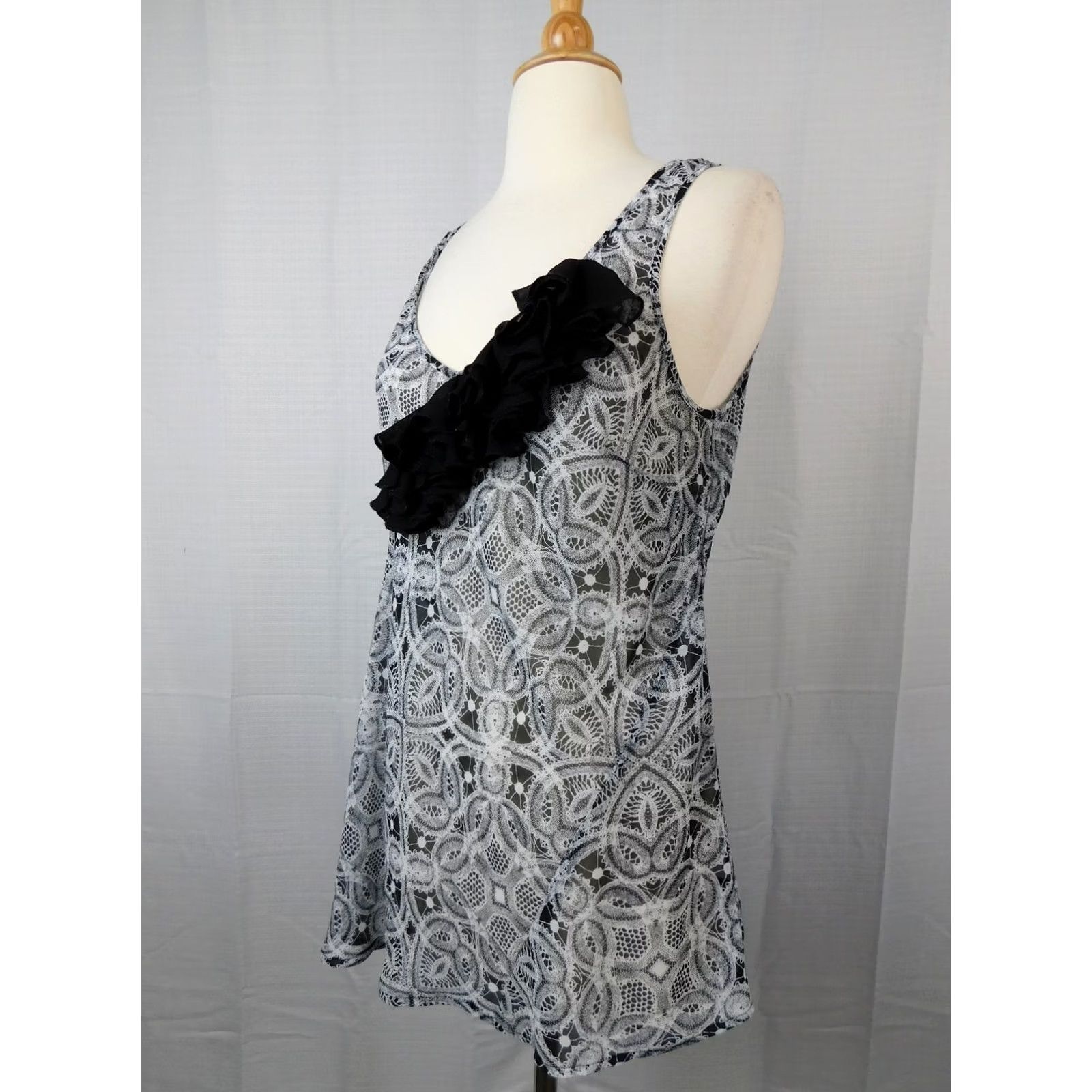 Express Express Flower Applique Lace-Print Sleeveless Top Black Medium Blouse Women's Express Shirt Lace Embellished 90s Style Flower (M) Black Size M / US 6-8 / IT 42-44 - 2 Thumbnail