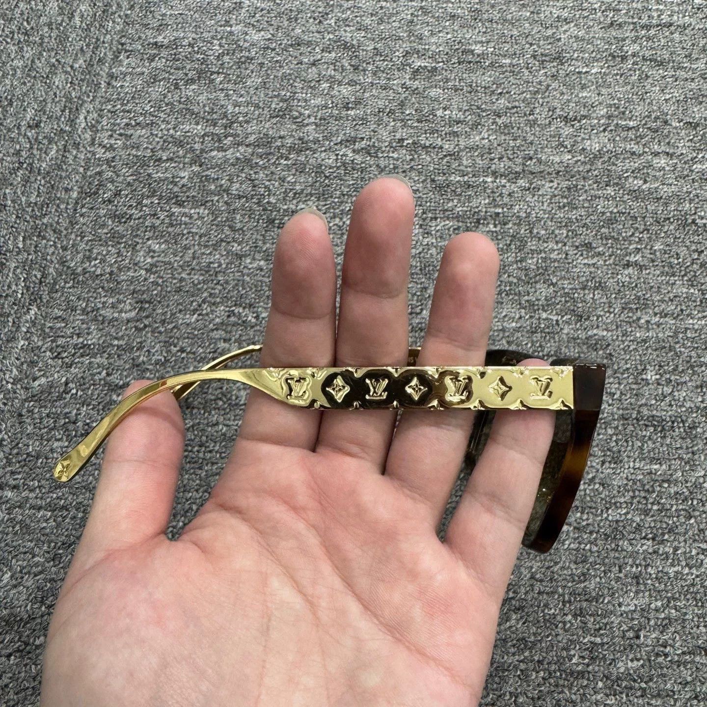 Louis Vuitton louis vuitton leopard print sunglasses. Size ONE SIZE - 3 Thumbnail