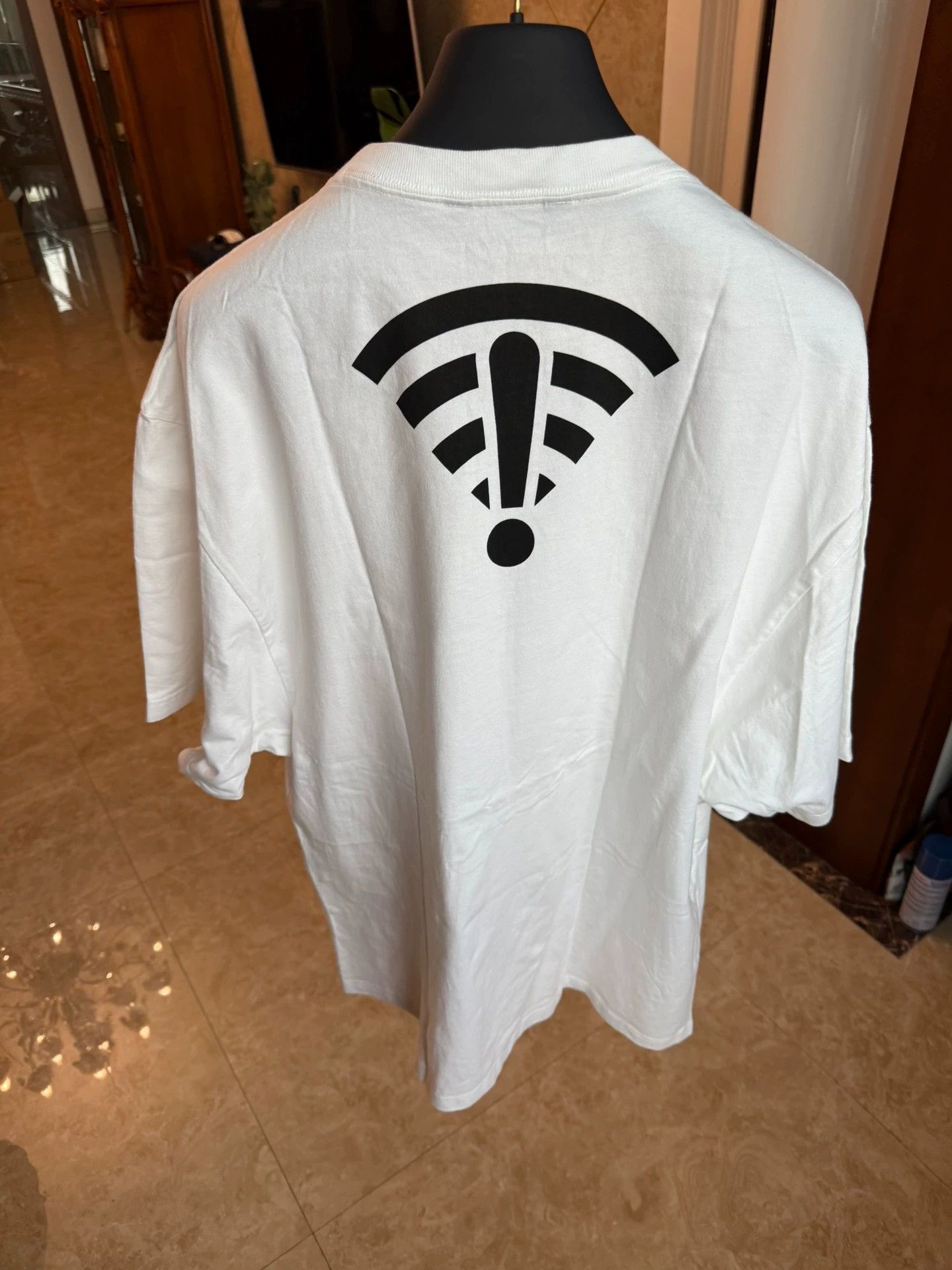 Balenciaga Balenciaga White T-Shirt Arrow Front Wi-Fi Back XXS (L/XL) Size US XXS / EU 40 - 2 Thumbnail