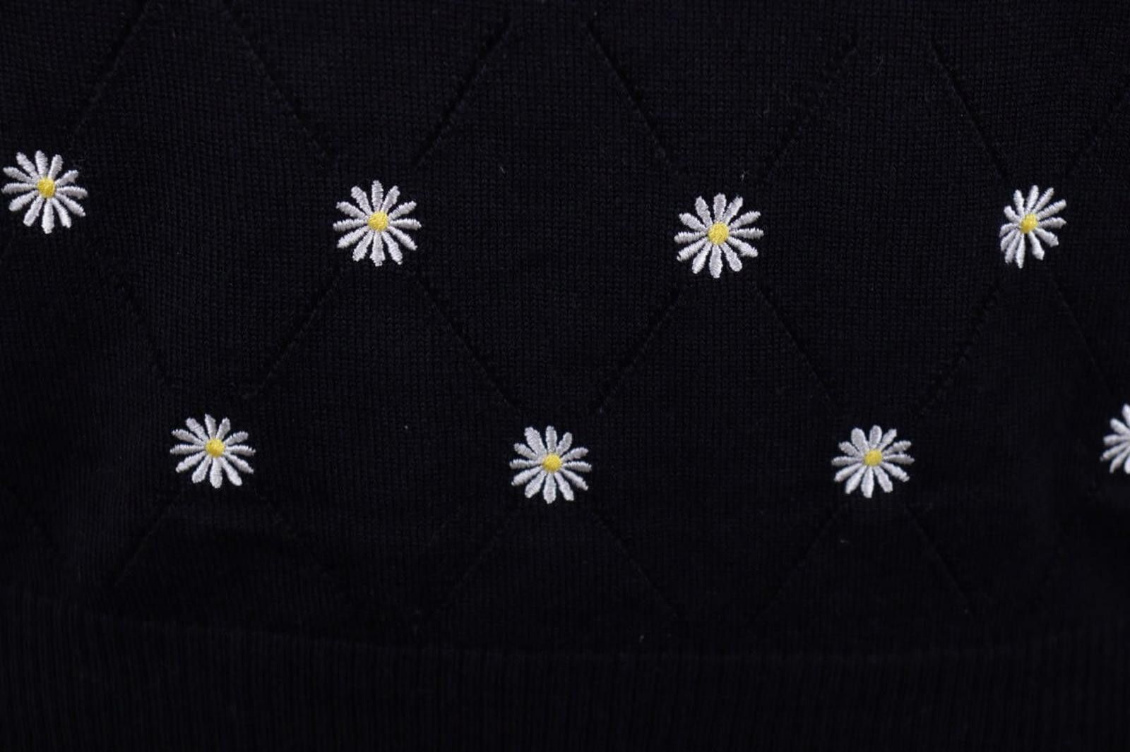 Escada Vintage Escada Black Floral Wool Knit Vest Sweater Size 40 Size M / US 6-8 / IT 42-44 - 4 Thumbnail