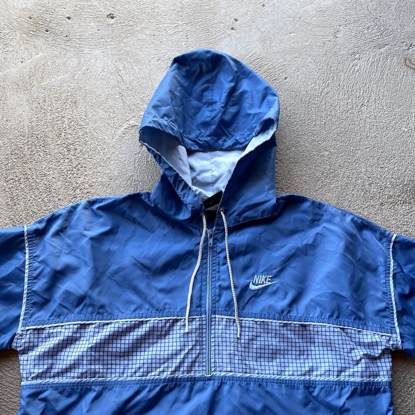 Nike VINTAGE Nike Jacket Mens Large Blue Windbreaker Lightweight Anorak 80s USA Logo Embroidered Mens Size US L / EU 52-54 / 3 - 2 Thumbnail