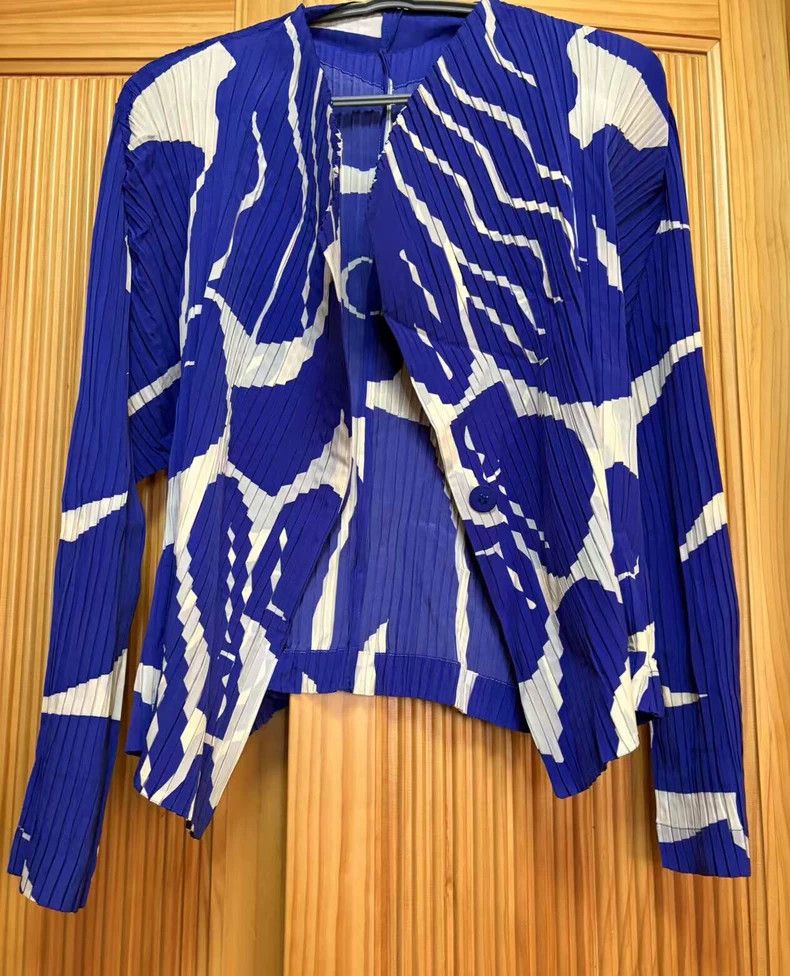 Issey Miyake Issey Miyake Blue and white patterned cardigan Size M / US 6-8 / IT 42-44 - 1 Thumbnail