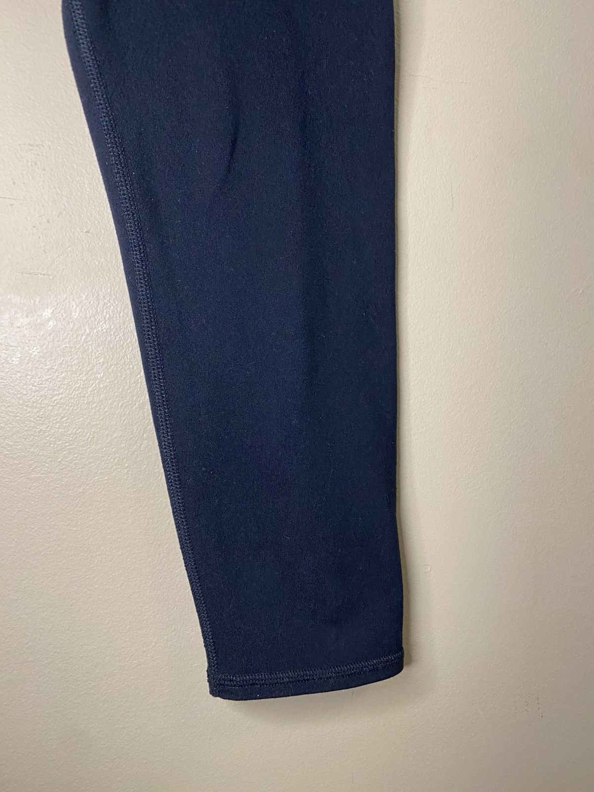 Alo Yoga ALO Yoga Black High-Waisted Airbrush Capri Leggings Size 27" / US 4 / IT 40 - 6 Thumbnail