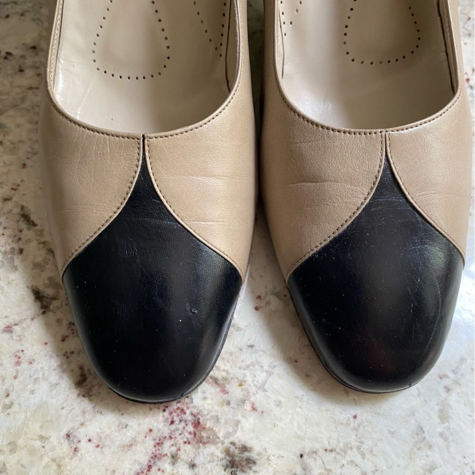 Van Cleef & Arpels Helene Arpels Ivory Leather Spectator Pumps Italy 9.5 AA Size US 9.5 / IT 39.5 - 4 Thumbnail