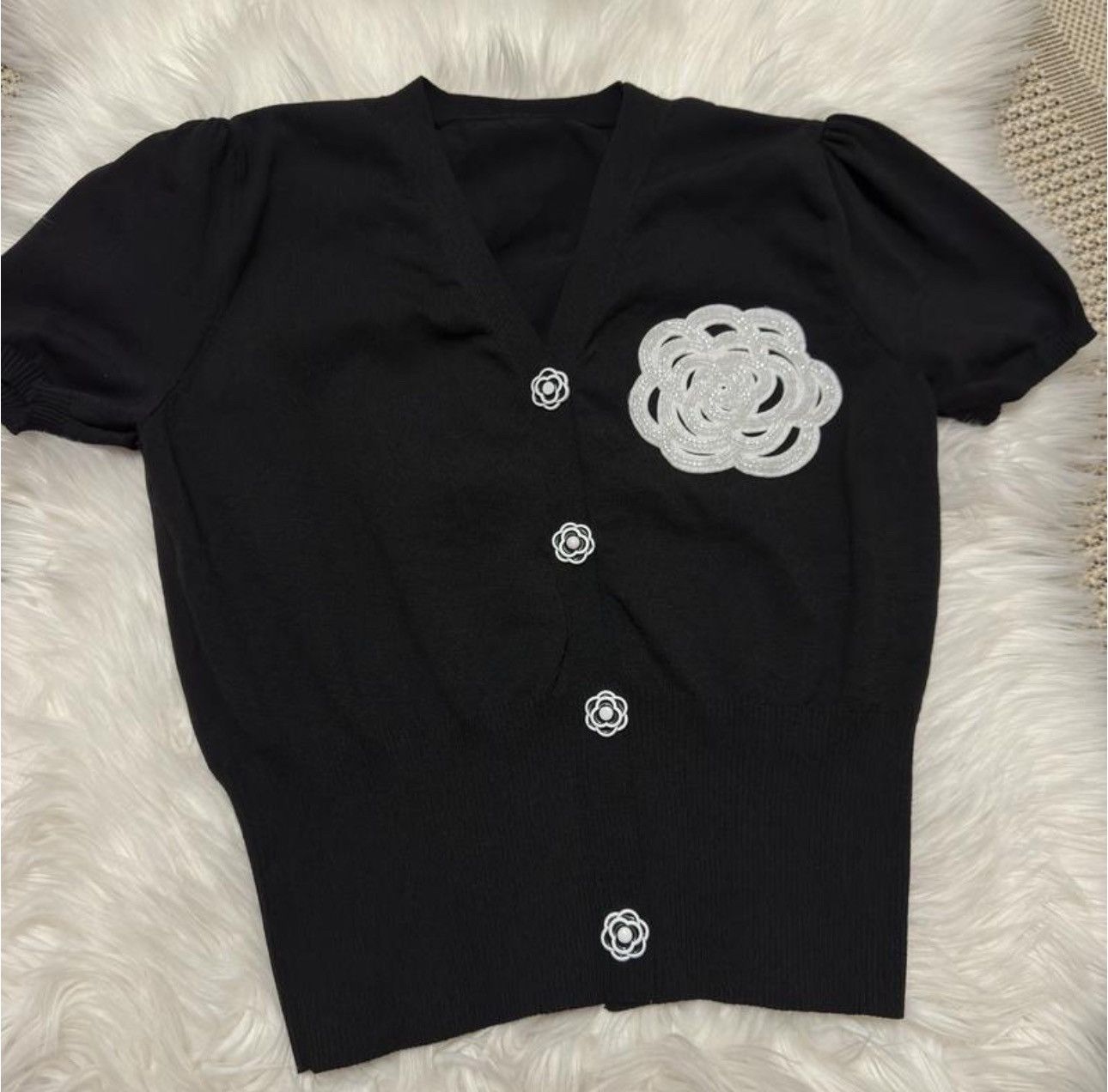 Designer Black Short-Sleeve Knit Cardigan with White Floral Appliqué Size S / US 4 / IT 40 - 3 Thumbnail