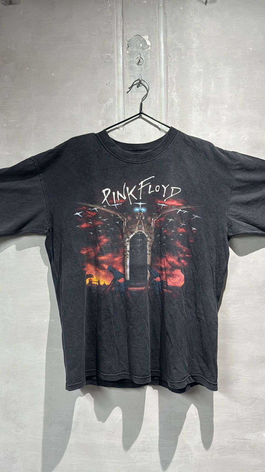Band Tees × Pink Floyd × Vintage Vintage 90s Pink Floyd The Wall Tshirt Size US L / EU 52-54 / 3 - 3 Thumbnail