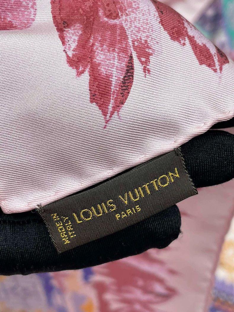 Louis Vuitton Louis Vuitton Square pink silk scarf Size ONE SIZE - 6 Thumbnail
