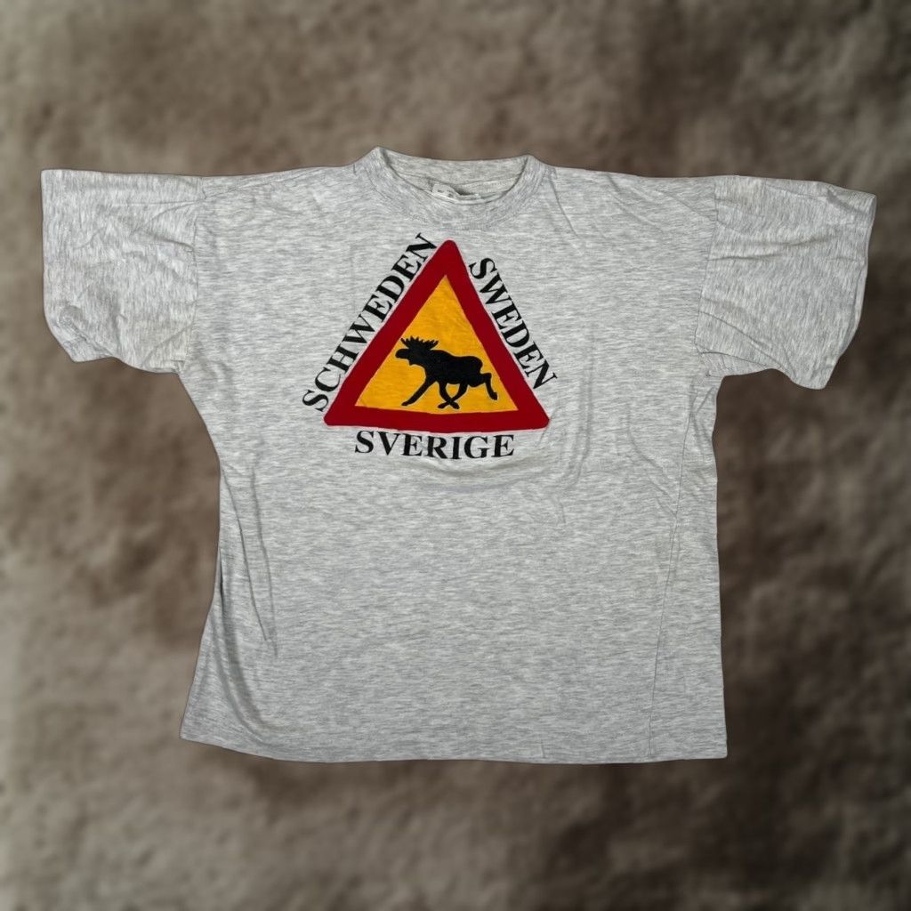 Vintage VINTAGE Sweden Moose Road Sign T-Shirt Mens Large Gray Graphic Print Short Sleeve Crew Neck Travel Souvenir Mens Size US L / EU 52-54 / 3 - 1 Thumbnail