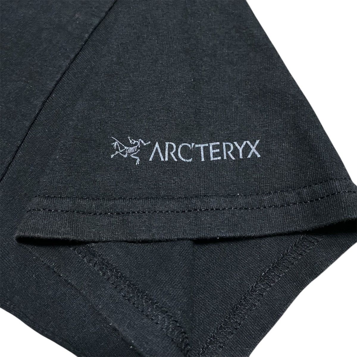 Arc'teryx Rare‼️🔥Vintage Arc'teryx Art Design Big Logo T-Shirt Size US S / EU 44-46 / 1 - 7 Thumbnail