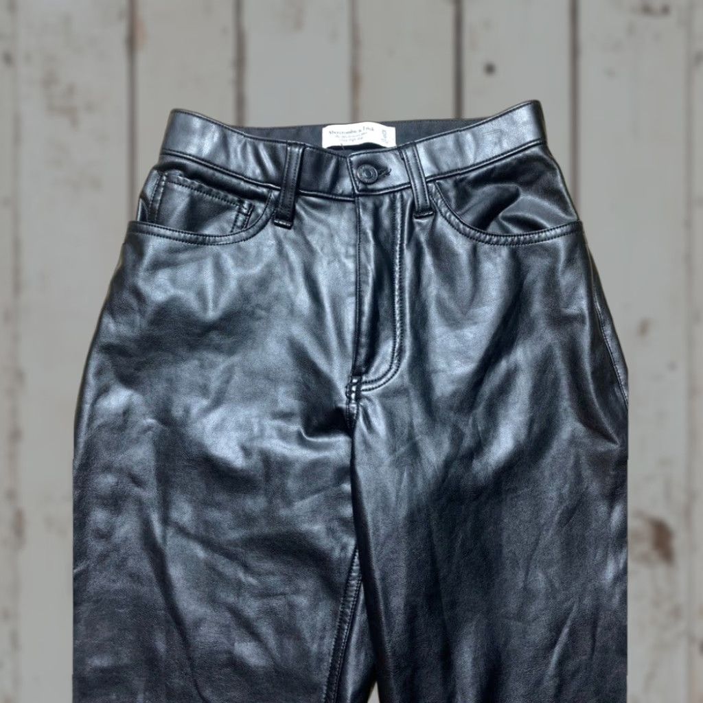 Abercrombie & Fitch Abercrombie & Fitch Jeans Ultra High Rise Faux Leather 0L Black Women 90s Relaxed Straight Jeans Size 25" / US 0 / IT 36 - 1 Thumbnail
