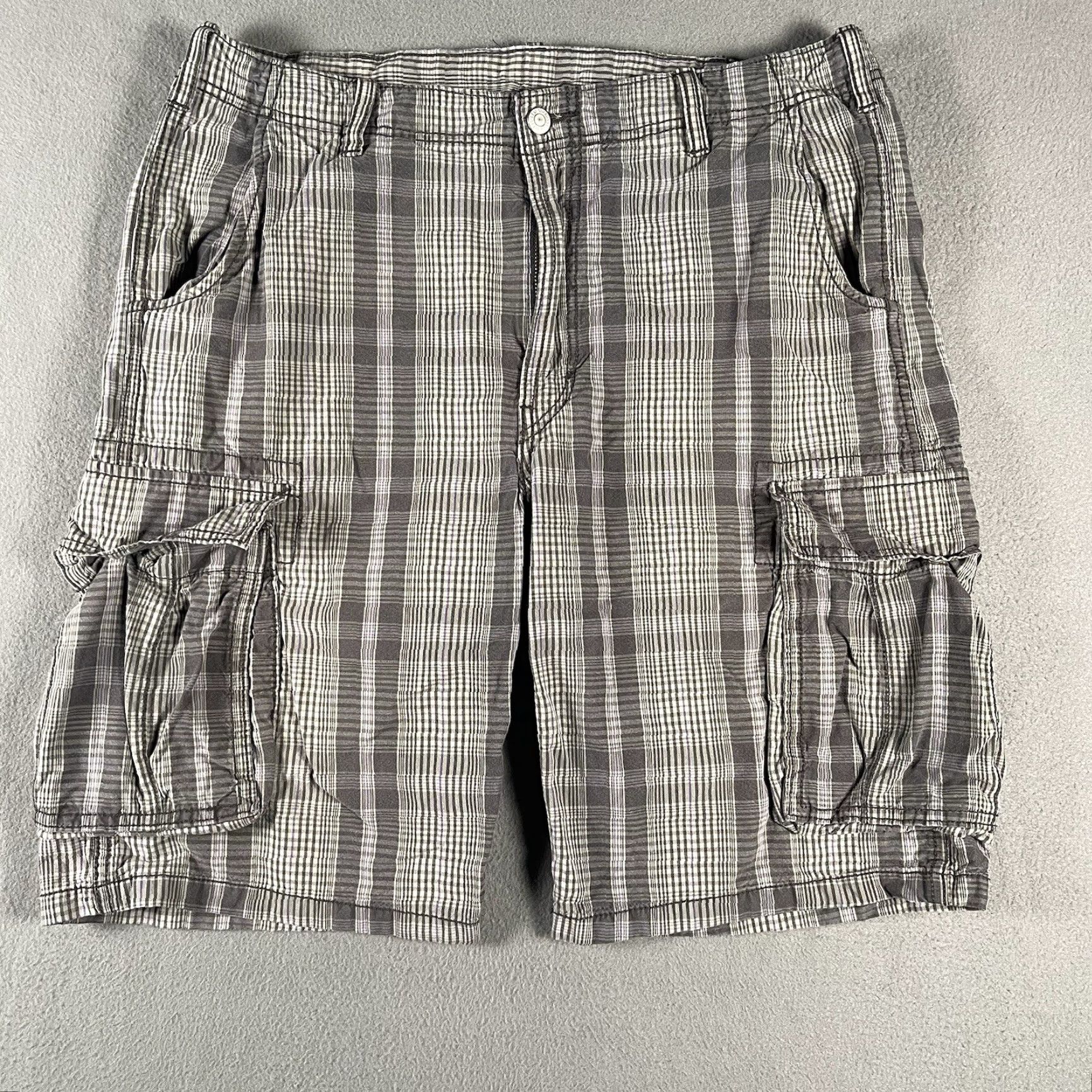 Levi's VINTAGE Levi's Cargo Shorts Mens 36 Gray Plaid White Tab Cargo Pocket 90s Grunge Baggy Skater Casual Size US 36 / EU 52 - 2 Thumbnail