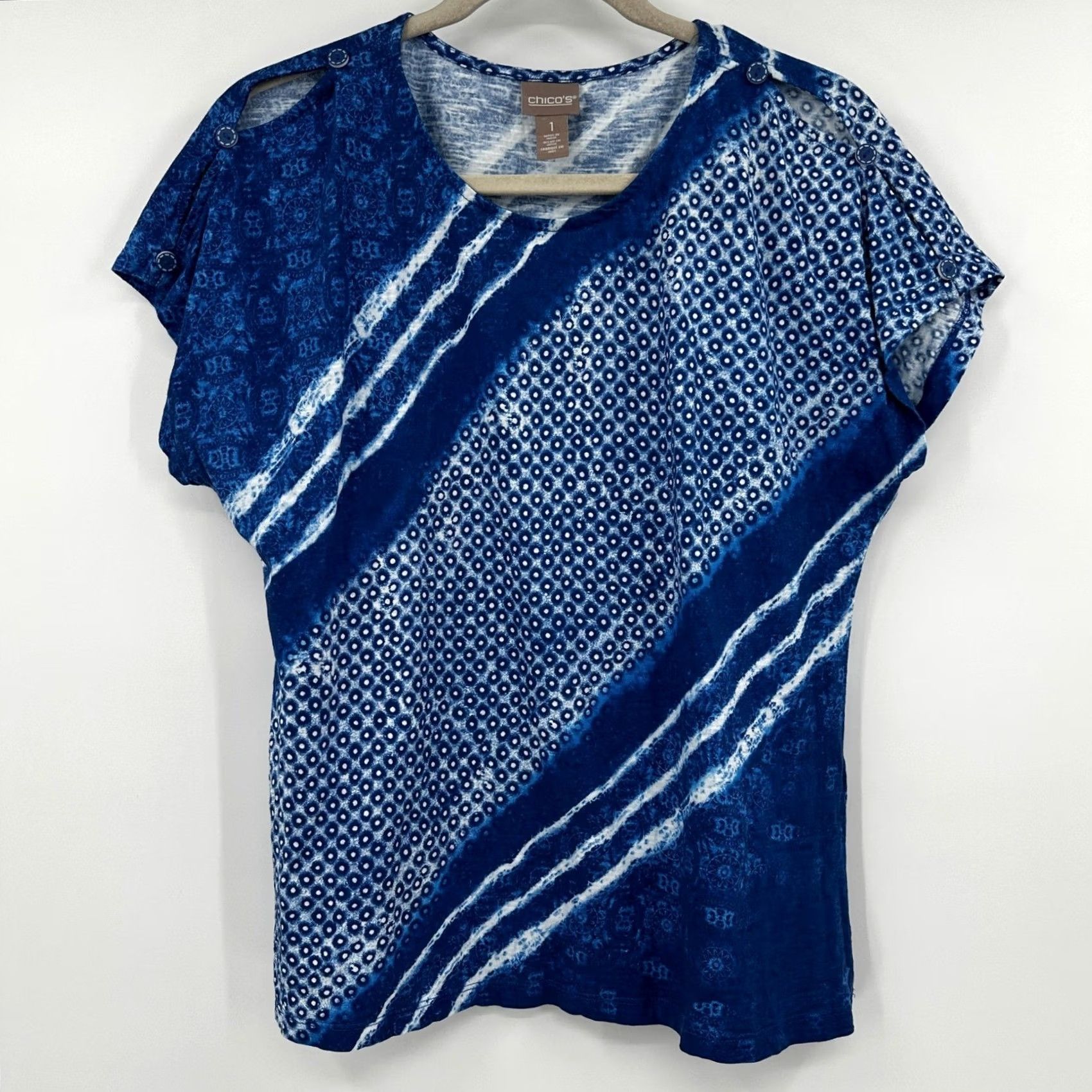 Vintage Chico's Blouse Shirt Womens Medium Blue White Mixed Print Bohemian Short Sleeve Cold Shoulder Button Cotton Slub Knit Scoop Neck 100% Cotton Pullover Size M / US 6-8 / IT 42-44 - 2 Thumbnail