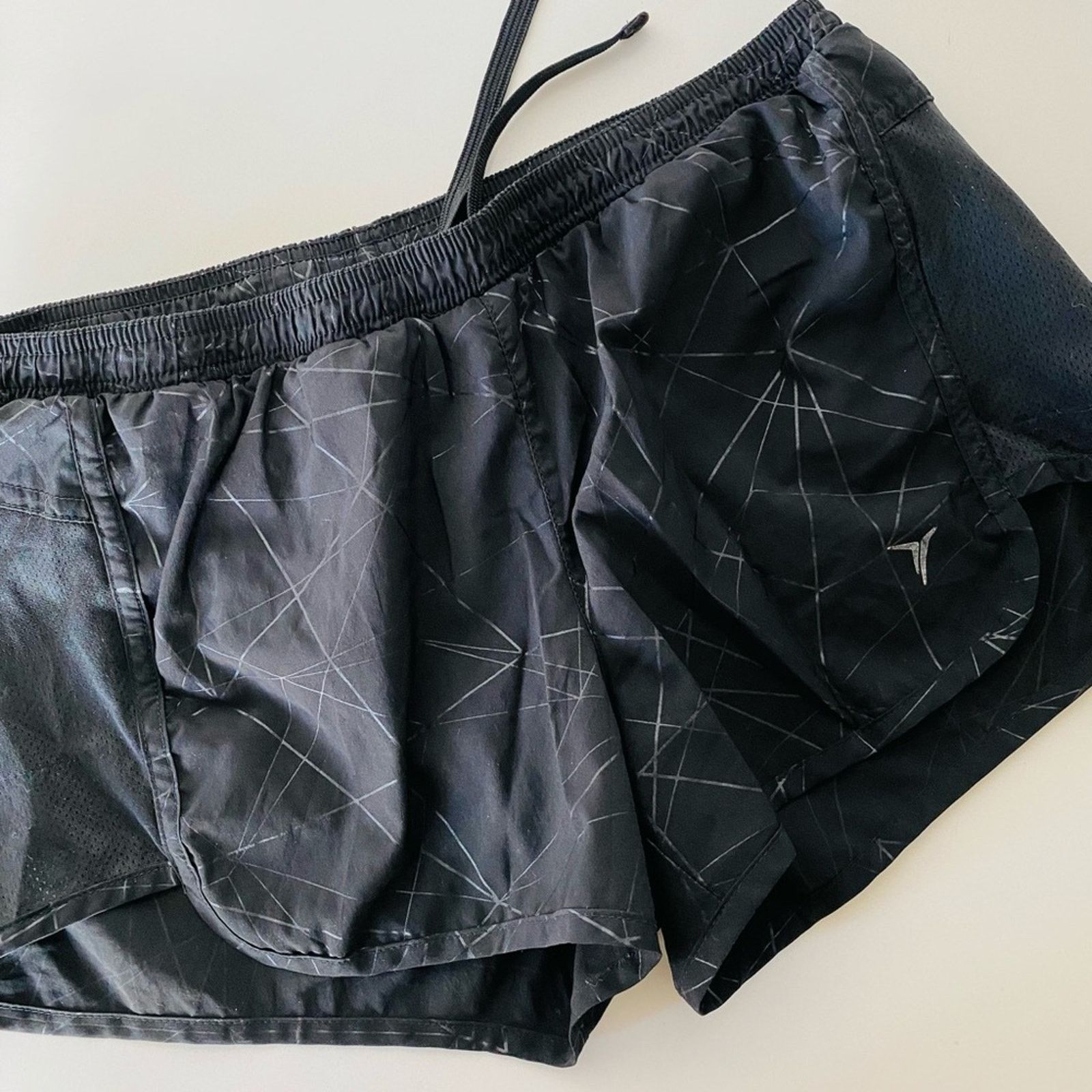 Old Navy OLD NAVY ACTIVE Black White Abstract Geometric Print Shorts Size 27" / US 4 / IT 40 - 1 Thumbnail