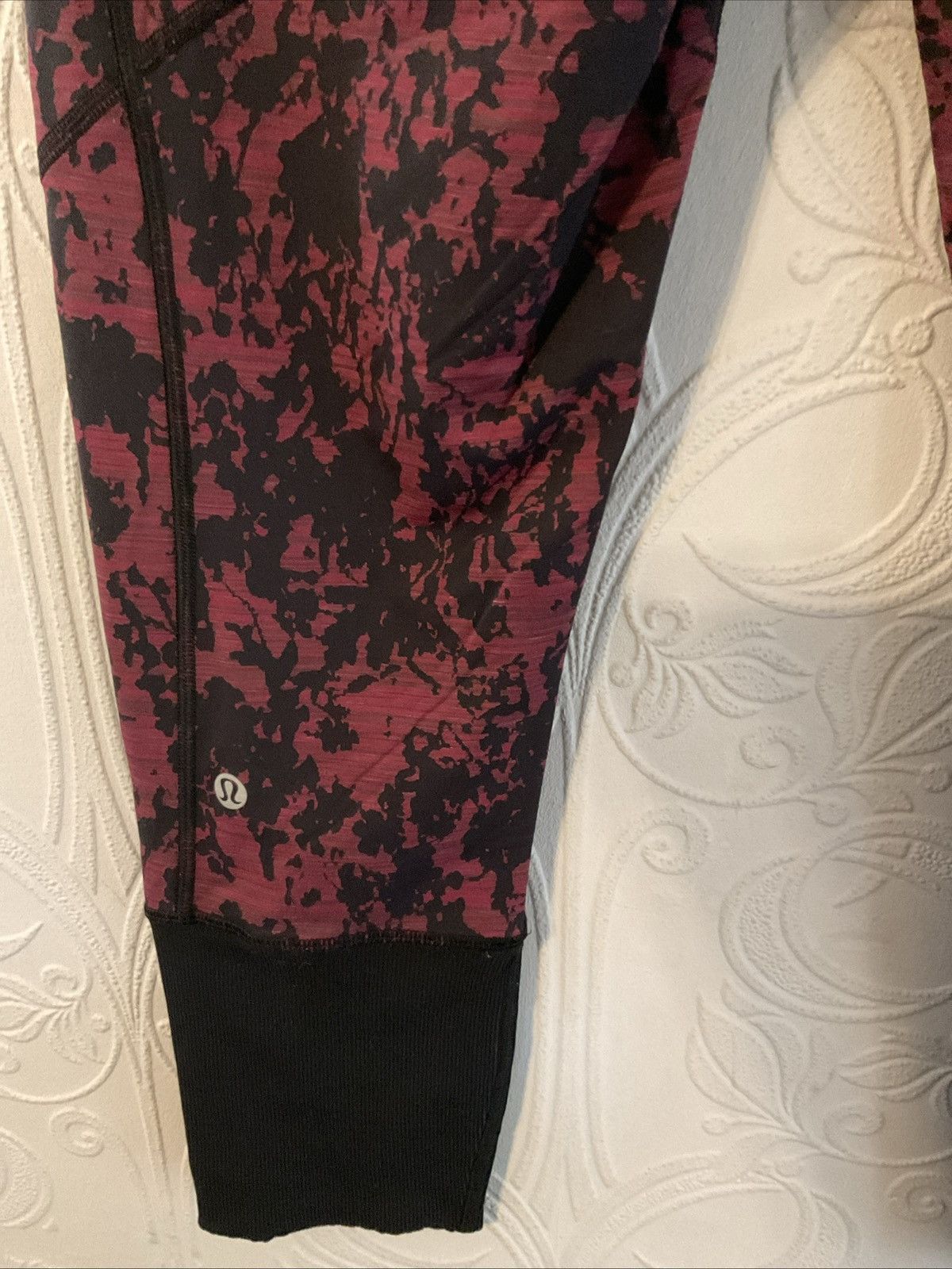 Lululemon Lululemon leggings in burgundy and black size m Size 30" / US 8 / IT 44 - 7 Thumbnail