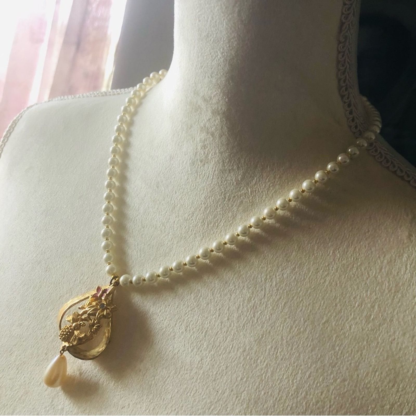 Handmade Handcrafted repurpose hammered gold floral Pearl necklace Size ONE SIZE - 2 Thumbnail