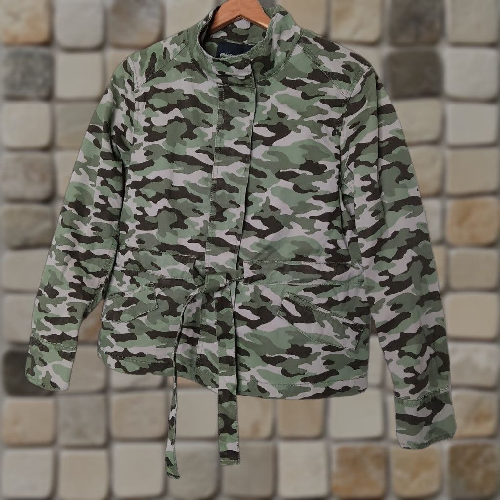 Banana Republic Banana Republic Women's XS Camouflage Utility Jacket Short Sleeve Tie Waist Green Fall Spring Summer Size XS / US 0-2 / IT 36-38 - 1 Thumbnail