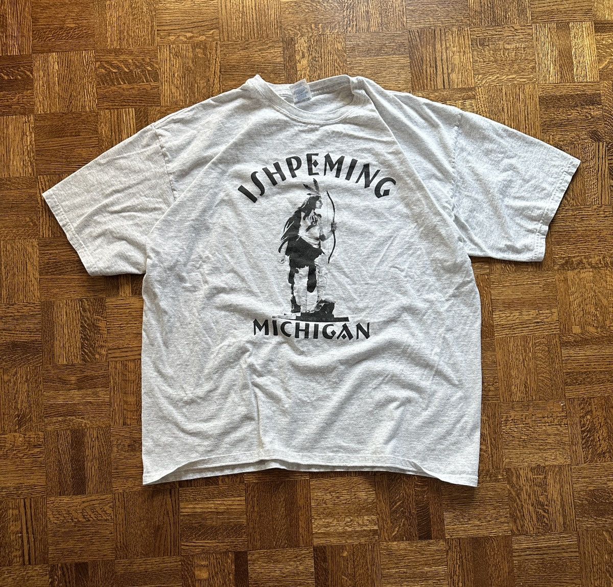 Vintage Vintage Y2K Ishpeming Michigan Graphic Tee Size US XXL / EU 58 / 5 - 1 Thumbnail
