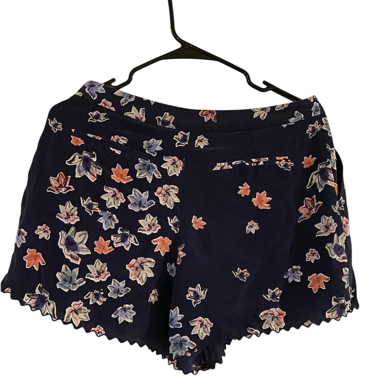 Club Monaco Club Monaco Silk Shorts Scalloped Hem 4 Navy Floral Pattern Size 27" / US 4 / IT 40 - 4 Thumbnail