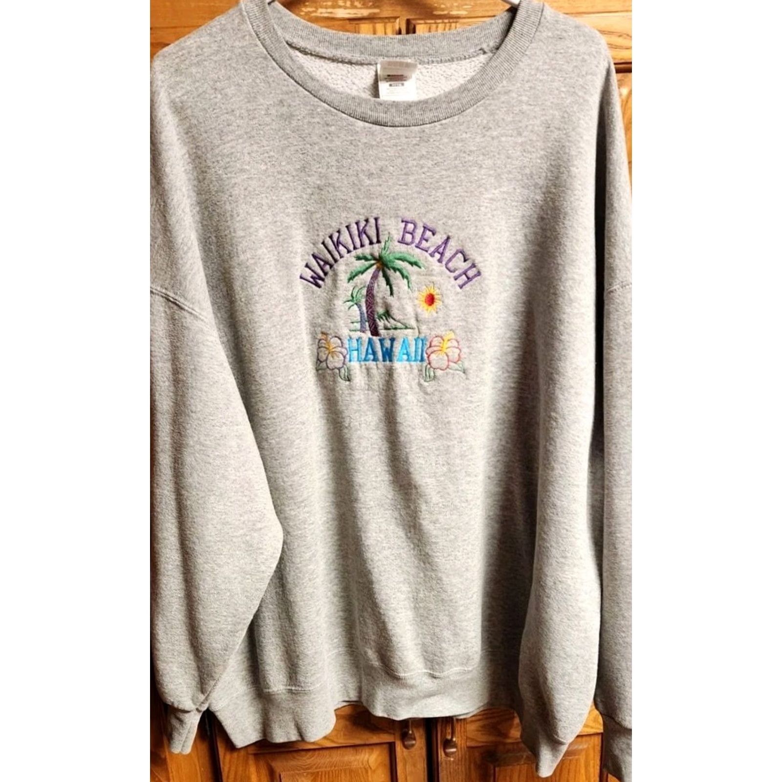 Fruit Of The Loom Waikiki Beach Hawaii Sweatshirt Mens 3XL Embroidered Vintage 90s Sweatshirt Gray Cotton Polyester Knit Pullover Crew Neck Unisex Adults Size US XXL / EU 58 / 5 - 3 Thumbnail