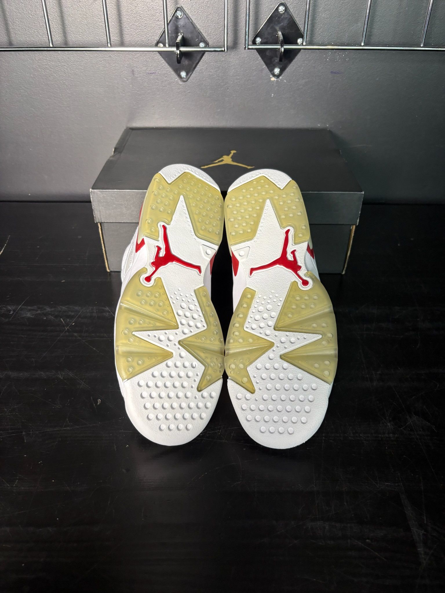 Jordan Brand Air Jordan 6 Retro "Alternate Hare" (GS) - Size 7 Size US 7 / EU 40 - 5 Thumbnail