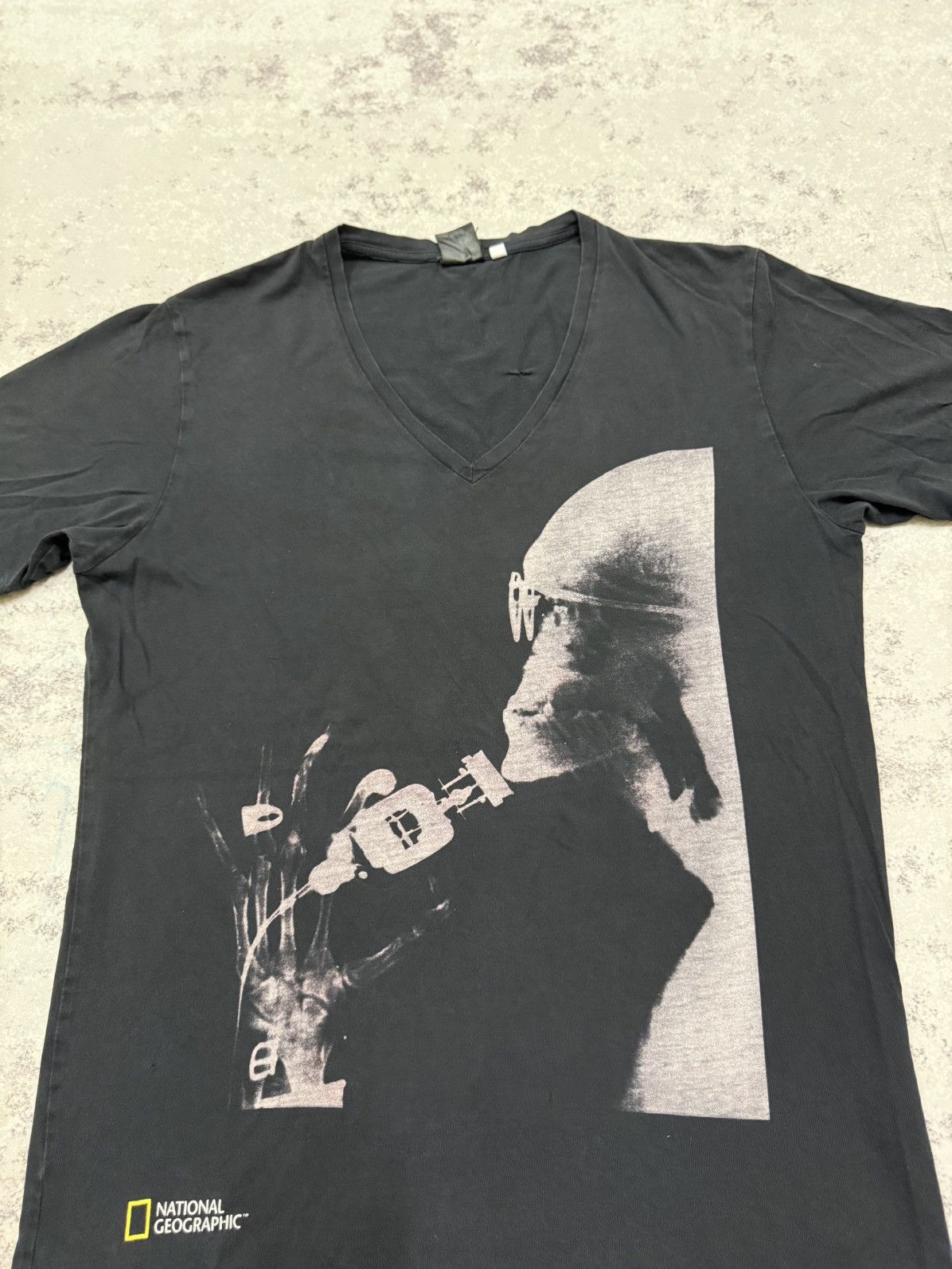 Uniqlo National Geographic X Uniqlo Vneck Tshirt Size US M / EU 48-50 / 2 - 2 Thumbnail
