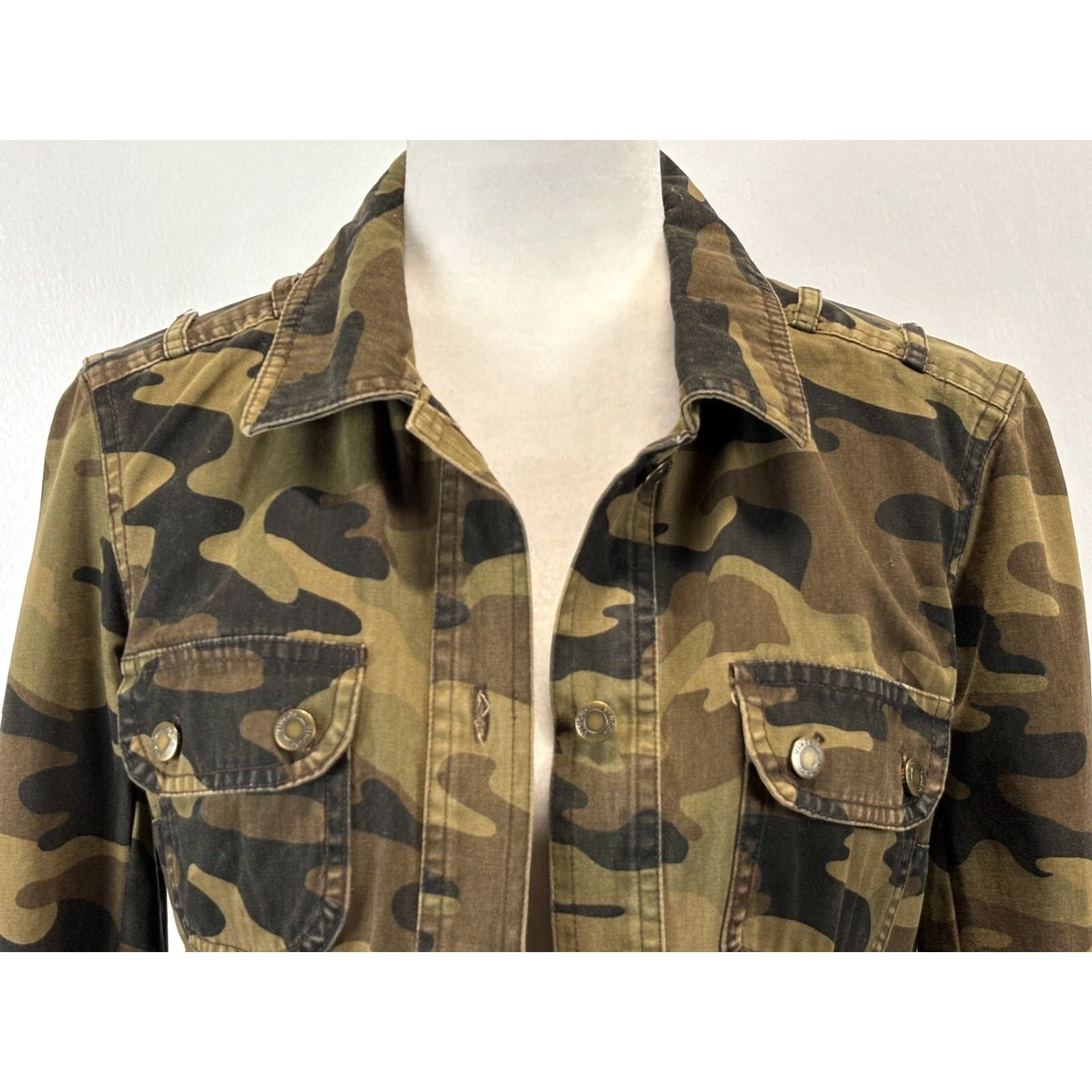 Vince Vince Camouflage Denim Jacket Women's Jean Jacket Size 6 Multicolor Short Button VGUC Military Inspired Size 28" / US 6 / IT 42 - 5 Thumbnail