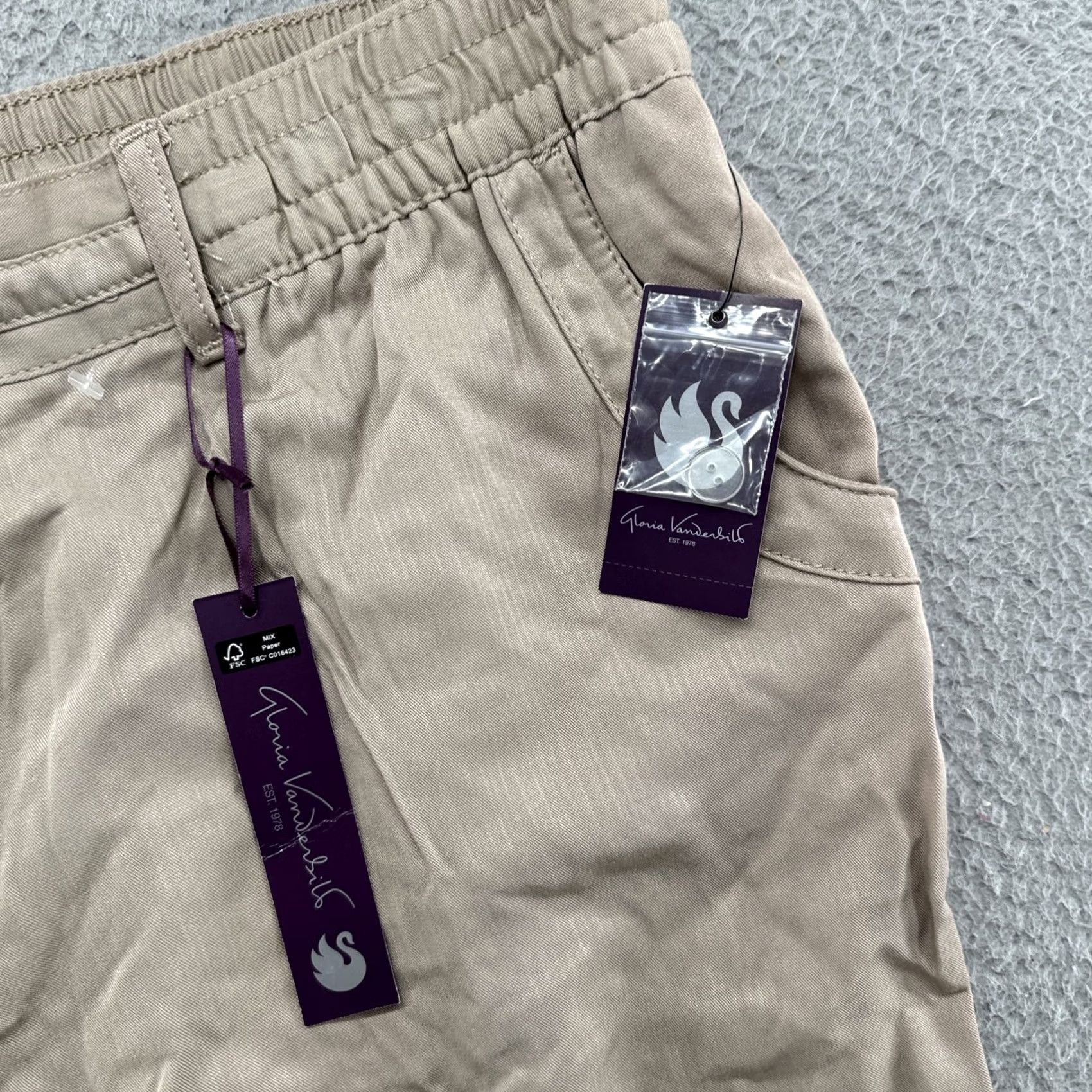Gloria Vanderbilt Gloria Vanderbilt Molly Shorts Beige Rayon Cuffed Drawstring Elastic Waistband 18W Women Shorts +Pockets Casual Mid Rise Knit 90s Stil No Size 40" / US 18 - 2 Thumbnail