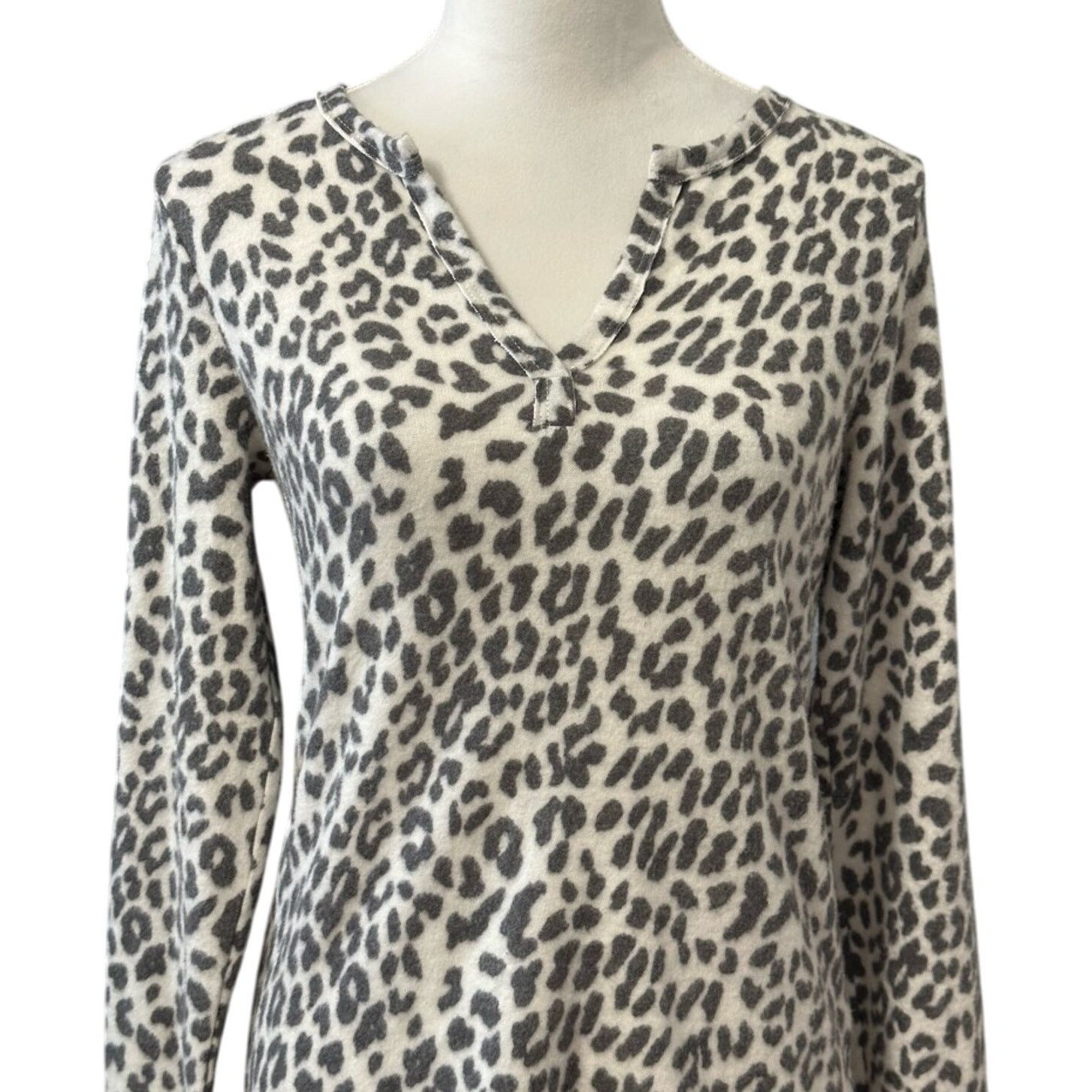 Other Socialite Fuzzy Sweater White Leopard Print Long Sleeve SNew Size S / US 4 / IT 40 - 2 Thumbnail