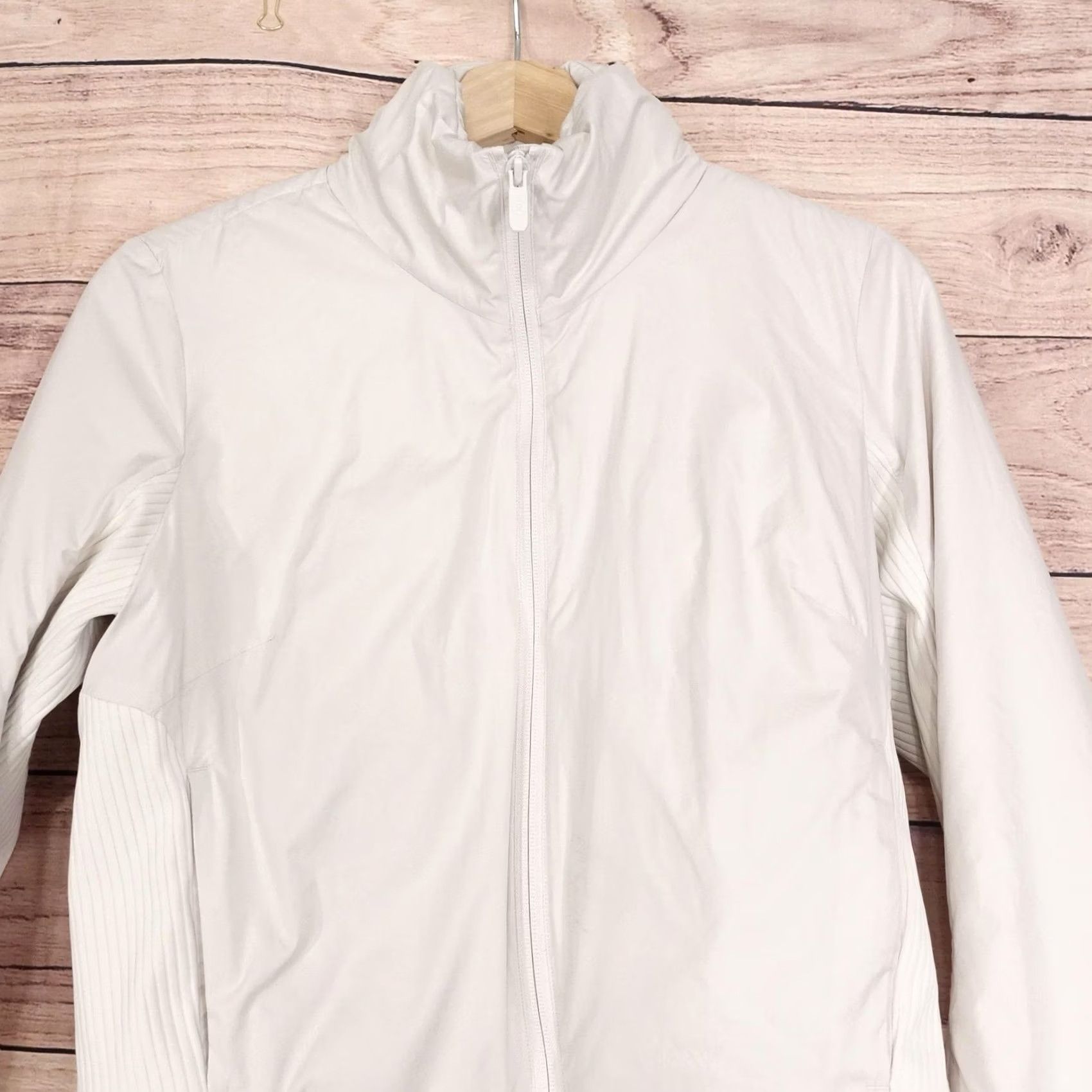 Lululemon Lululemon Jacket Womens 6 White Primaloft Cropped Full Zip Insulated Softshell Size M / US 6-8 / IT 42-44 - 2 Thumbnail