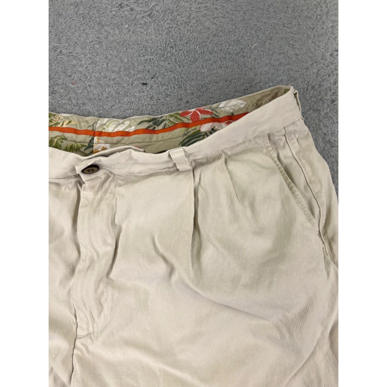 Tommy Bahama Tommy Bahama Shorts Men Bermuda 38 Beige Pleated Silk Blend Golf 38x9 Cargo Pockets Vintage No Size US 38 / EU 54 - 5 Thumbnail