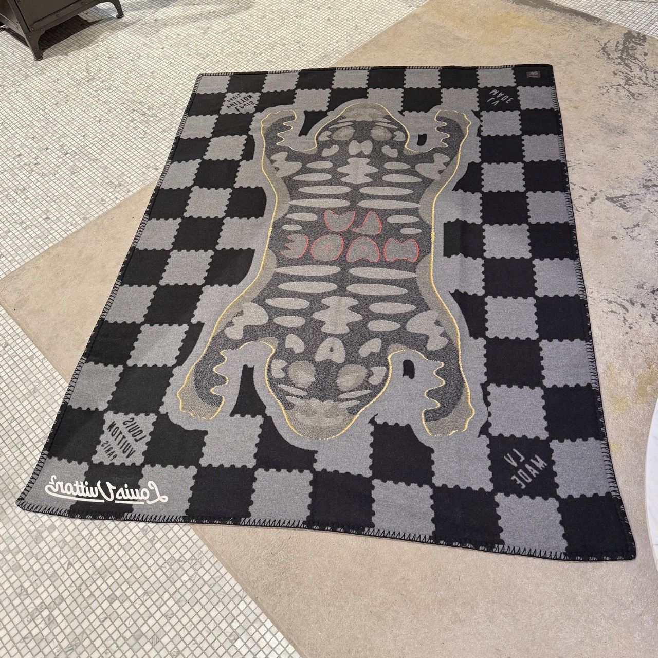 Louis Vuitton × Nigo Louis Vuitton x Nigo LV Made Damier Tiger Wool Throw Blanket Size ONE SIZE - 2 Thumbnail
